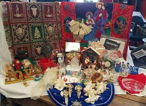 lot 724 image: Christmas decor