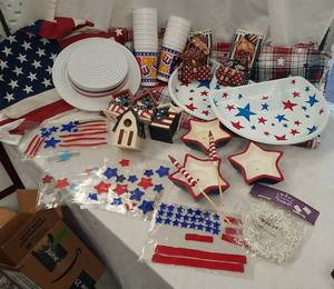 lot 749 image: Patriotic Fourth of July Dcor