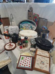 lot 840 image: Kitchen items