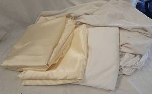 lot 847 image: Queen size bedding