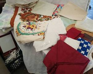 lot 857 image: Table Linens