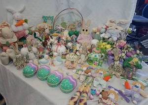 lot 758 image: Easter dcor