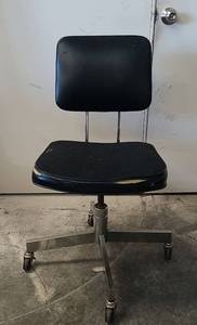 lot 759 image: Black office chair