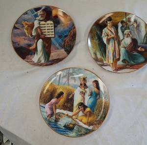lot 761 image: Religious collector plates