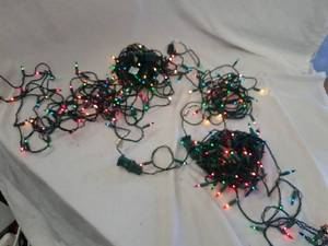 lot 776 image: 4 strands of Christmas lights