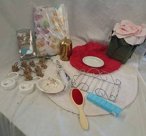 lot 779 image: Bathroom items