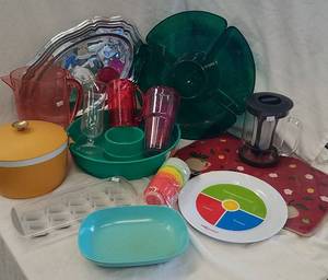 lot 787 image: Kitchen Plastic