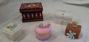 lot 824 image: Small decorative boxes