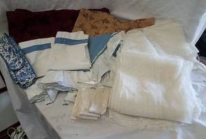 lot 831 image: Curtains and lace table cloths
