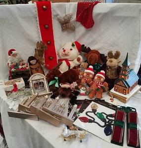 lot 833 image: Christmas dcor