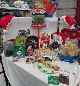 lot 820 image: Christmas dcor