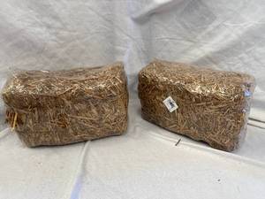lot 754 image: Small hay bales