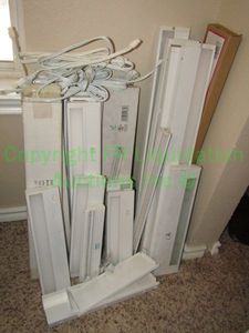 lot 88 image: Under cabinet fluorescent lights, sizes vary from 12 to 24