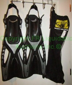 lot 164 image: Body Glove diving fins with tote bag