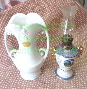lot 292 image: Vintage Abingdon dual handle vase and novelty Washington DC lantern