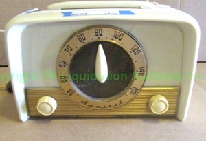 lot 189 image: 1951 Admiral 5E23 AM radio (Case is broken on corner)