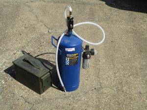 lot 33 image: 15 lb portable soda blaster, vintage military ammo can containing a few hand tools