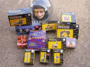 lot 39 image: HALLOWEEN Village Decorations, Halloween lights, Large Witch head in clear dome - no plug