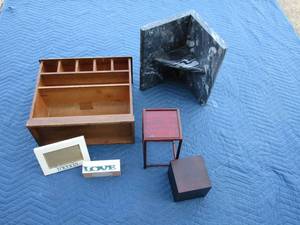lot 75 image: Display case, home decor, MARBLE CORNER SHELF