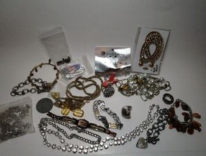 lot 125 image: Costume jewelry