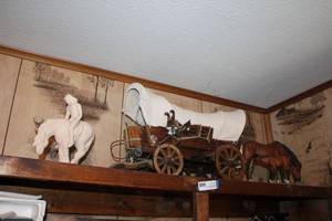 lot 4 image: Model Sooner Covered Wagon and Horse Figurines