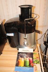 lot 14 image: Power XL Self-Cleaning Juicer with Recipe Book