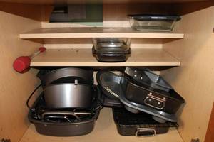 lot 23 image: Roasting and Baking Pans plus Glass Baking Dishes
