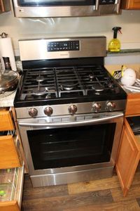 lot 27 image: Samsung Gas Top Oven