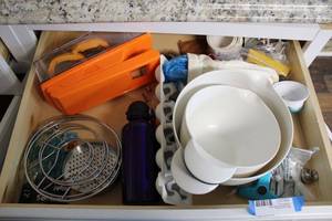 lot 53 image: Contents of Drawer Mixing Bowls, Food Chopper and Measuring Spoonscups