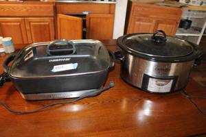 lot 61 image: Farberware Electric Skillet and SC53 Slow Cooker 6 Qt. Crock Pot