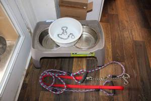 lot 57 image: 12 Elevated Pet Feeder and Leashes FOR LARGE DOGS (bigger than it looks in picture)
