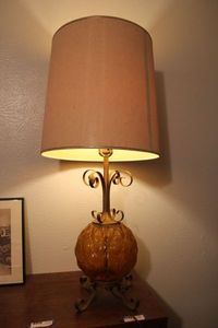 lot 85 image: Vintage Globe Table Lamp