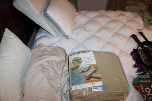 lot 106 image: Queen Size Blanket, Sheet and Pillows includes TriangleWedge Pillow