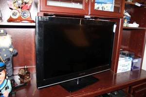 lot 170 image: Sceptre 32 Computer Monitor