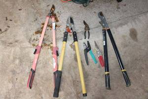 lot 207 image: Garden Trimmers and Hand Trimmers, see pictures