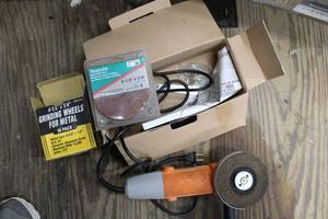 lot 289 image: Chicago Power Tools Grinder and Discs