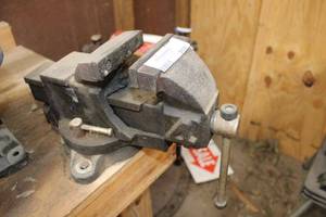 lot 258 image: Vise (Bring Tools to Remove)