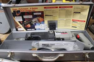 lot 255 image: Porter Cable Tiger Saw Model 737 and Case