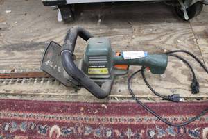 lot 265 image: Black & Decker Hedge Hog 22 Trimmer