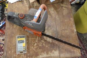 lot 266 image: Remmington 1641cm Chainsaw plus Extra Chain