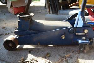lot 343 image: Rolling Hydraulic Floor Jack