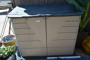 lot 352 image: Rubbermaid Plastic Garden Bin, Approx. 4 Ft. Tall