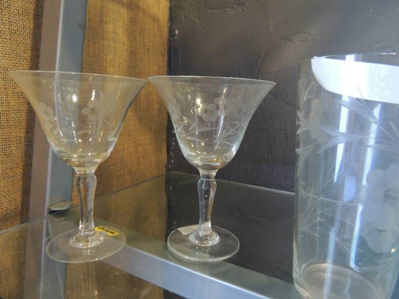 lot 6 image: Wheel cut crystal with floral patte...
