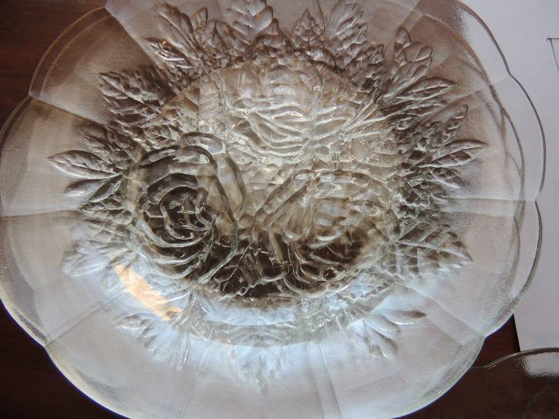 lot 23 image: Indonesian Heavy Glass plate Roses...