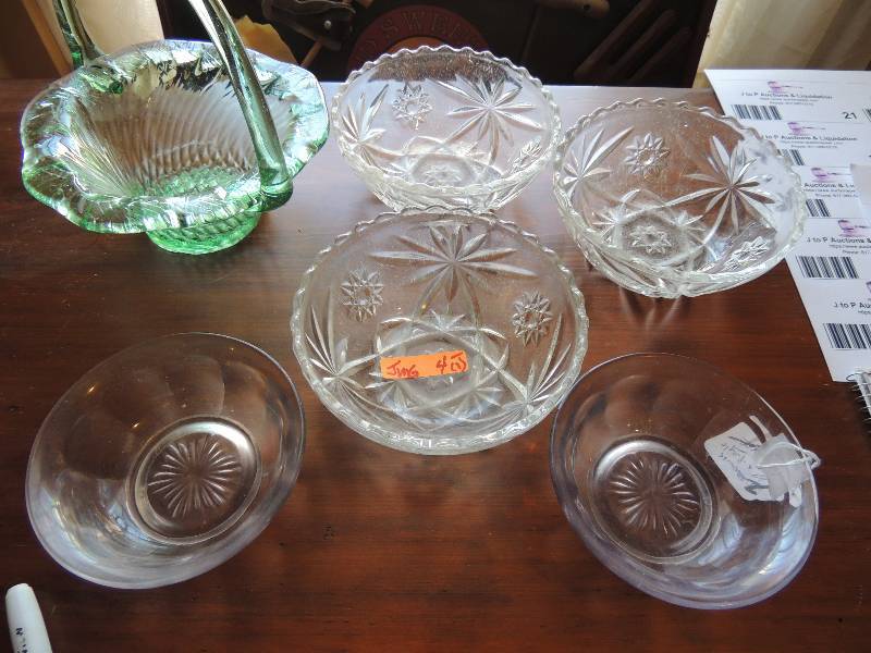 lot 24 image: Green Handeled Dish handblown 6x6...