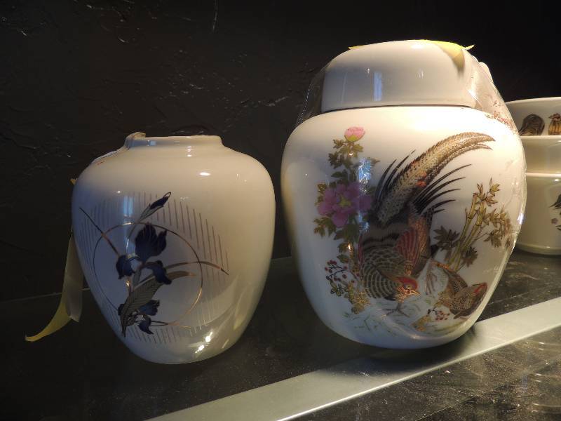 lot 35 image: Vases - One with out lid OTA Japan ...