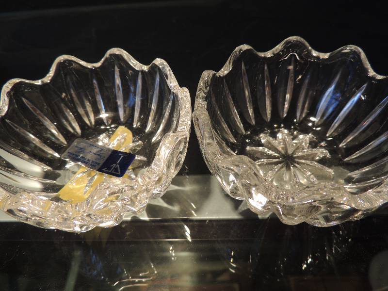 lot 57 image: ..Lead Crystal  bowl trinket box - Made in Yugoslovia.