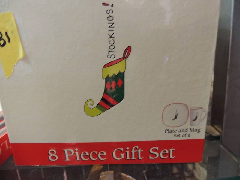 lot 81 image: Fitz and Floyd 8 piece Christmas se...