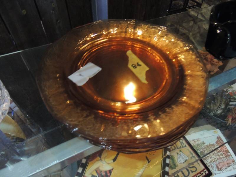 lot 86 image: Brown Amber  Depression Glass Plates 9.25in - Qty 8