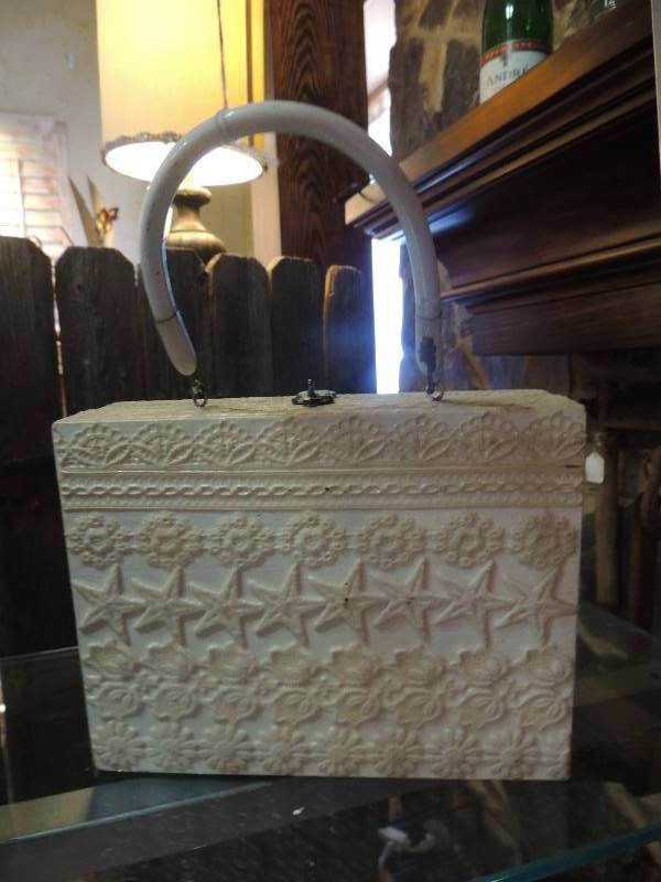 lot 94 image: WHITE WOODEN BOX PURSE 6.5 X 10  NICE